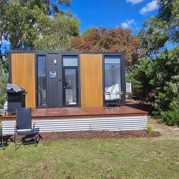 Halls Haven Tiny House 1 by Tiny Away, hotel di Halls Gap