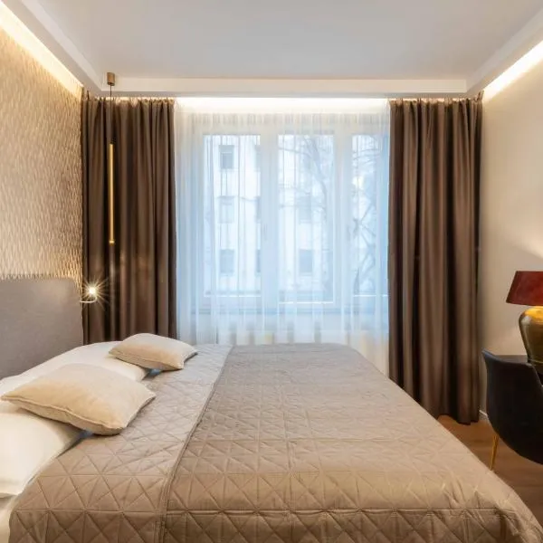 PAPPAS hotel&studio، فندق في بودبرادي