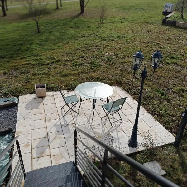 gite de la Grand Maison le Châtaigner، فندق في Seigy