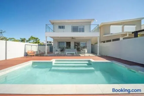 Large 5-Bedroom Family Retreat in Helensvale with Pool: Gold Coast şehrinde bir otel