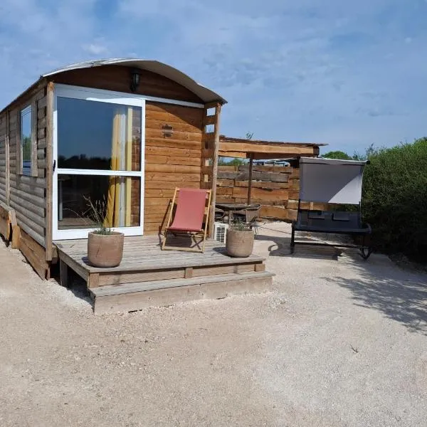 Roulotte au coeur de la Camargue, hotel i Saintes-Maries-de-la-Mer
