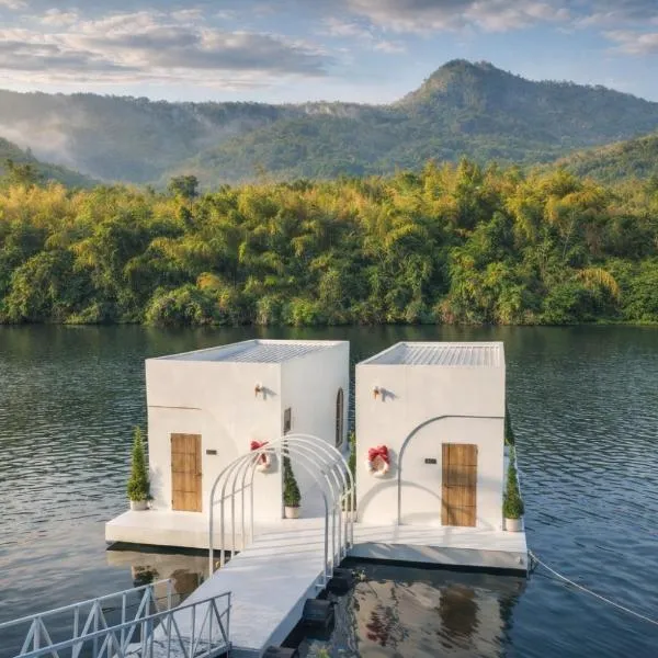 Heaven Raft Erawan Floating Resort Romantic River View, hotel v destinaci Ban Mong Lai