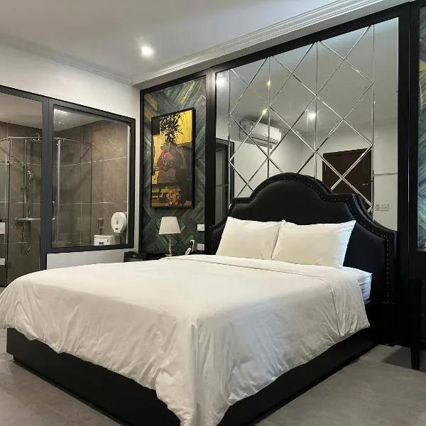 Nhật Tân Hotel-Vĩnh Ngọc 2, מלון בDong Anh