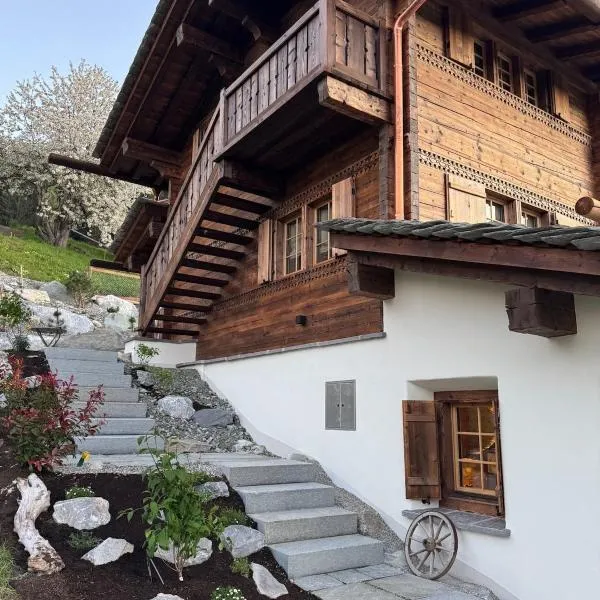 Chalet Flond, hotel in Obersaxen