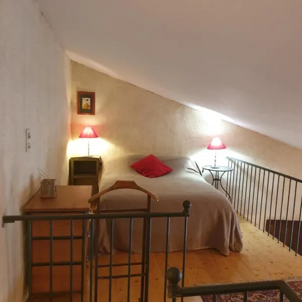 Studio, chambre d'hôtes dans mas provençal, hotel in Sauzet