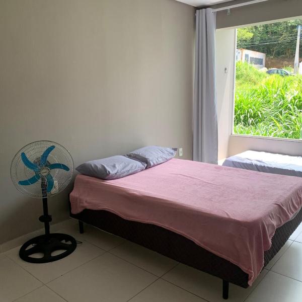 Amplo apartamento com suíte e ar condicionado - Foto 2