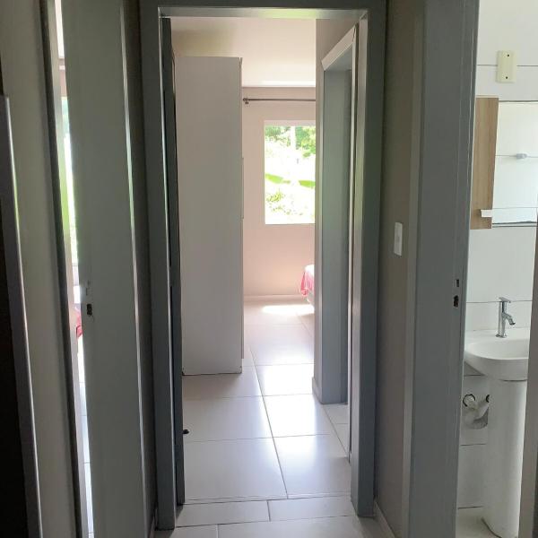 Amplo apartamento com suíte e ar condicionado - Foto 3