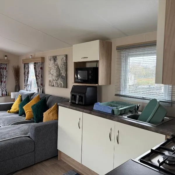 Andreas Riverside Retreat at 7 Lakes Country Park, отель в городе Crowle