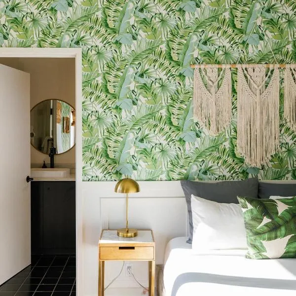 Noon on Sunset Hill, Hotel in Los Angeles