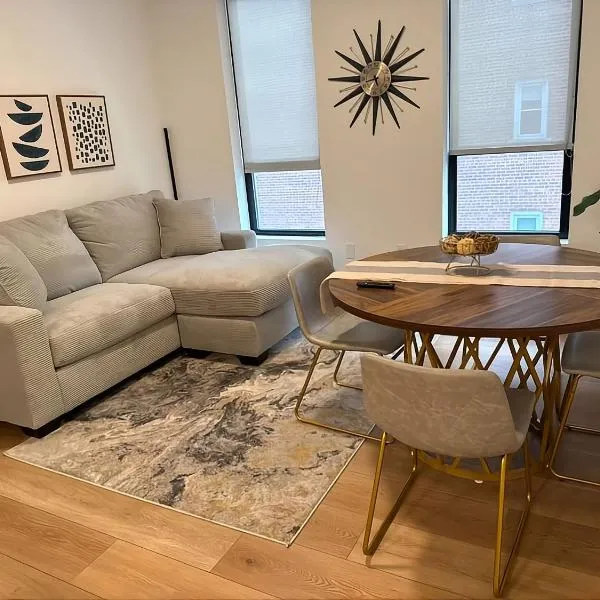 Modern & Spacious 2BR Apartment with Gym & Parking, hótel í New Haven