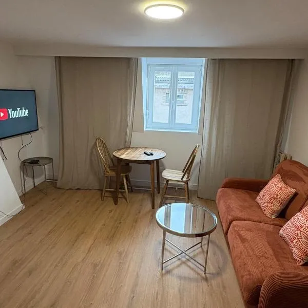 Cozy urban cocoon with mezzanine Fives metro: Lille'de bir otel