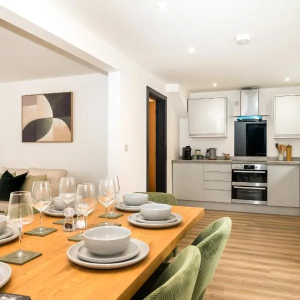 Brand New 3-Bed House - Walk to Stone Town Centre!, hotel en Stone