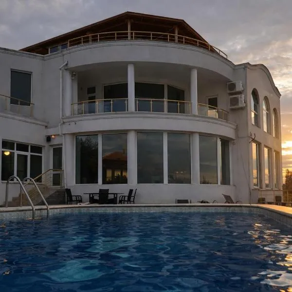 Amber Hotel Guest house Varna، فندق في مدينة فارنا
