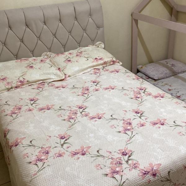 Apartamento de 2 quartos, com ar-condicionado em um deles, e no outro ventilador de teto, cama pras cinco ocupantes e garagem, a 2 km do centro - Foto 2