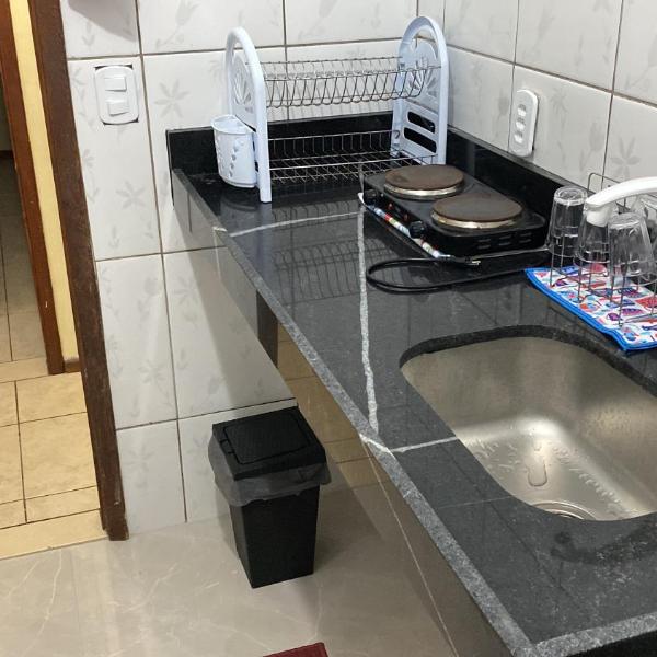 Apartamento de 2 quartos, com ar-condicionado em um deles, e no outro ventilador de teto, cama pras cinco ocupantes e garagem, a 2 km do centro - Foto 3