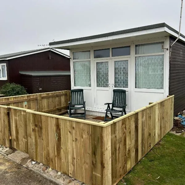 Chalet Rik Couples Retreat in East Riding of Yorkshire, hotel in Withernsea