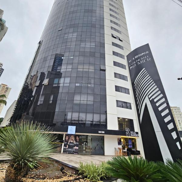 EDIFÍCIO ESSENCIALE PREMIER, 34º ANDAR, VAZADO, DE FRENTE A ENTRADA DO FLAMBOYANT SHOPPING, COM ESTACIONAMENTO GRÁTIS, COZINHA, FECHADURA ELETRÔNICA, WI-FI, TV COM ROKU, PISCINA, LAVANDERIA SEM CUSTO ADICIONAL By REI DOS FLATS