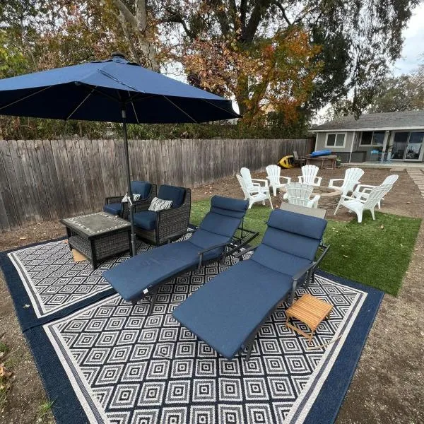 Peaceful Lakeside Retreat - Cozy 3BR Waterfront Home, khách sạn ở Clearlake