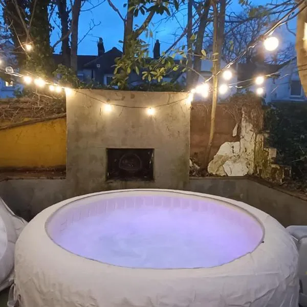Hot Tub Emerald Escape - Private Garden & Free Parking, hotelli kohteessa Cardiff