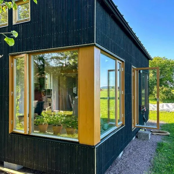 Small House Amongst Apple Trees Near Vättern, viešbutis mieste Ödeshög