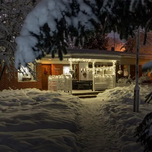 Rovaniemi Spacious Lapland Vacation Home with Private Sauna & Lappish Fire Hut, khách sạn ở Rovaniemi