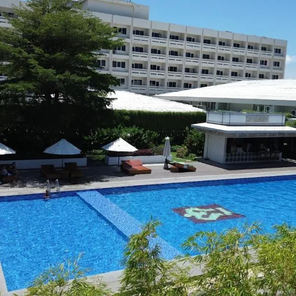 Pangeran Beach Hotel, hotell i Padang