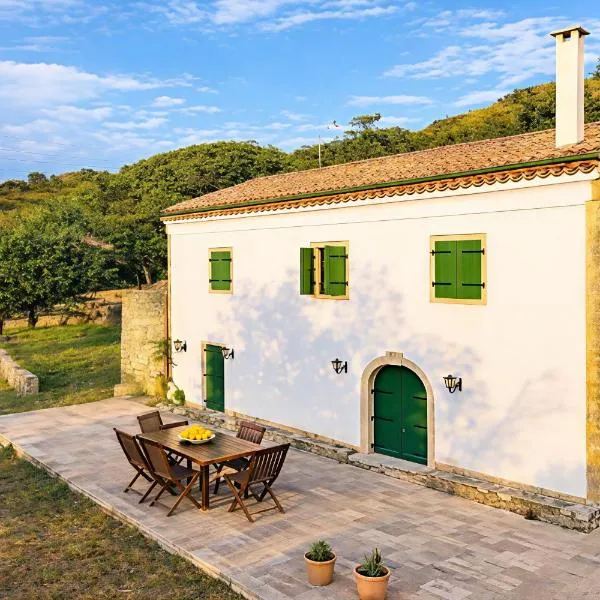 'Perithyron', Konstantina's House, Old Perithia - An Authentic stone Retreat in Corfu's most Historic Village, hotel en Ypsilás