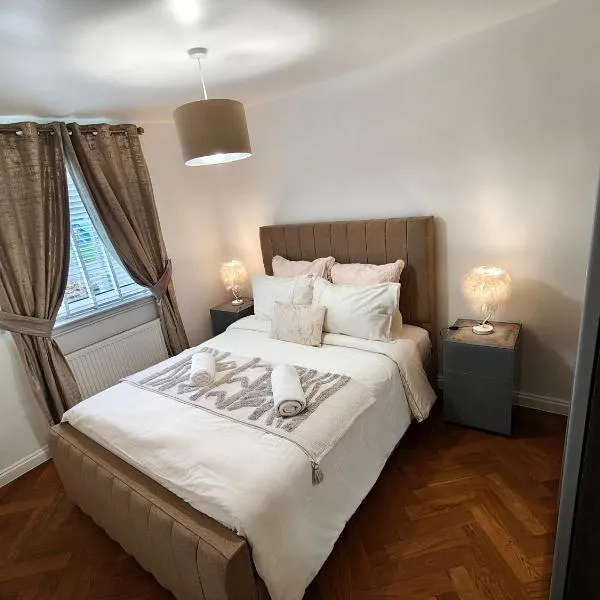 Lovely 2 Bedroom Modern Ground Floor Flat, hotel v mestu Clydebank