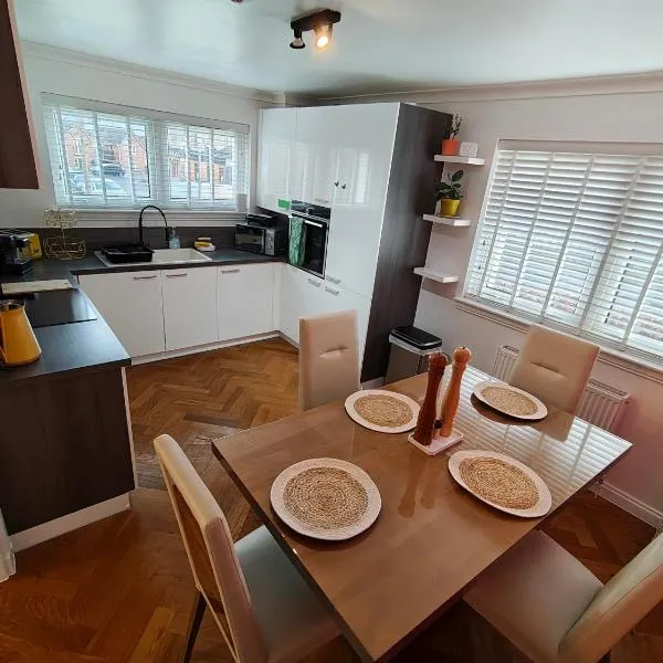 Lovely 2 Bedroom Modern Ground Floor Flat, מלון בקליידבנק