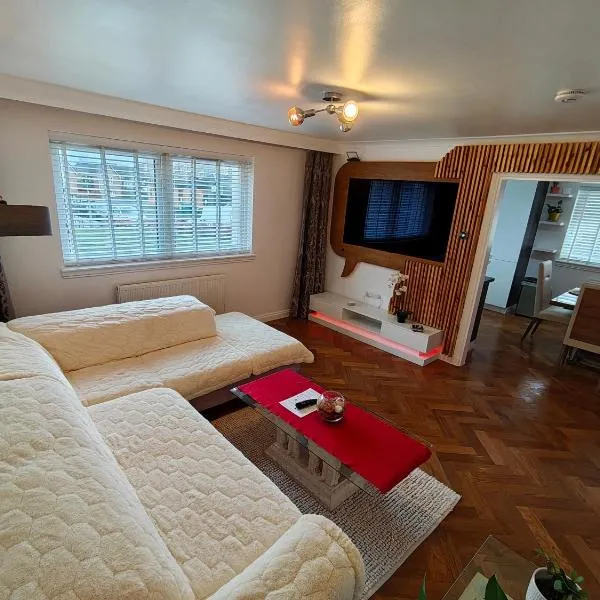 Lovely 2 Bedroom Modern Ground Floor Flat, hotel en Clydebank