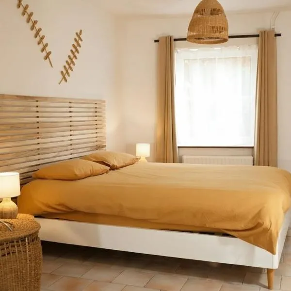 La Maisonnette - 2 chambres, parking, jardinet & calme、トゥルネーのホテル