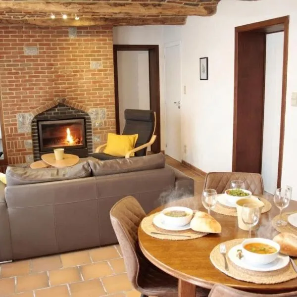 La Maisonnette - 2 chambres, parking, jardinet & calme, hotel in Doornik