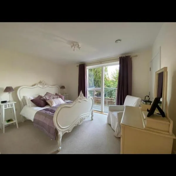 Luxury Two Bed Apartment w Car Parking, by Station, hotel i Haywards Heath