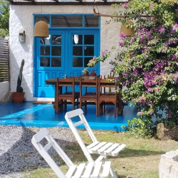 Barca Casa a 3 cuadras Playa San Francisco、ピリアポリスのホテル