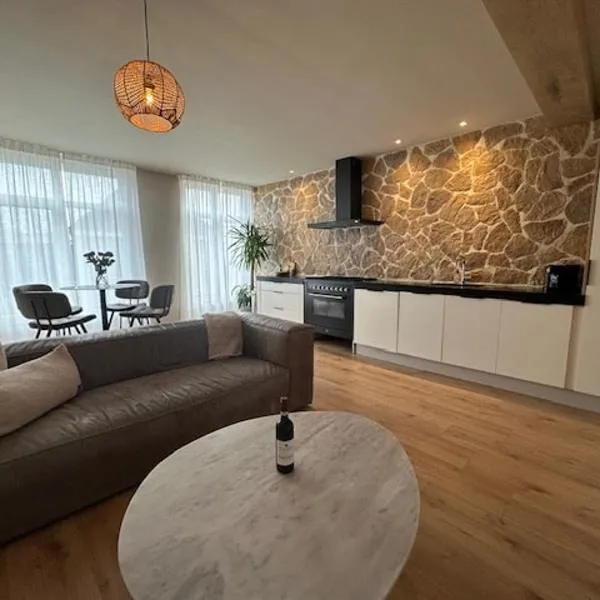 Romantic jacuzzi suite in the city center, hotel din Bodegraven