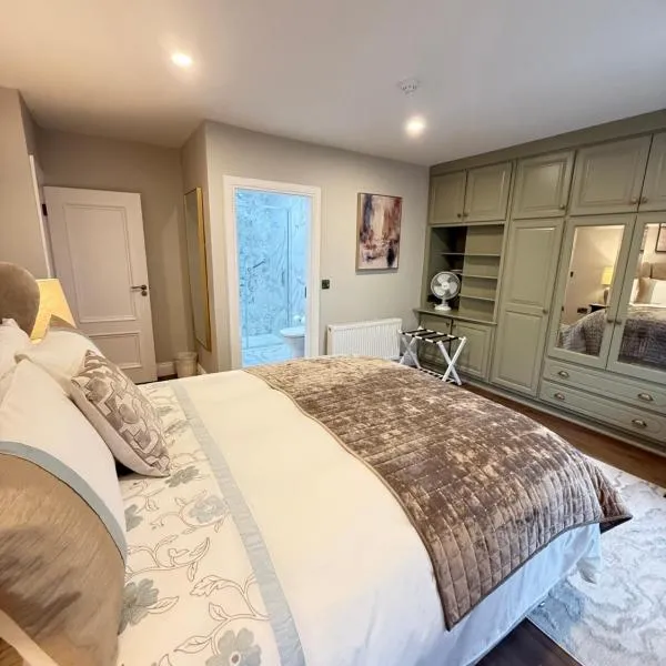 Luxury 4 bedroom Townhouse -Killarney Town Centre - Free Parking Wi-Fi- 4 Star Approved, hotel Killarneyban