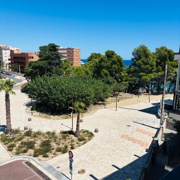 Sea View - Parking - 65 inch TV - 2 min to beach, hotel em Mont-roig del Camp
