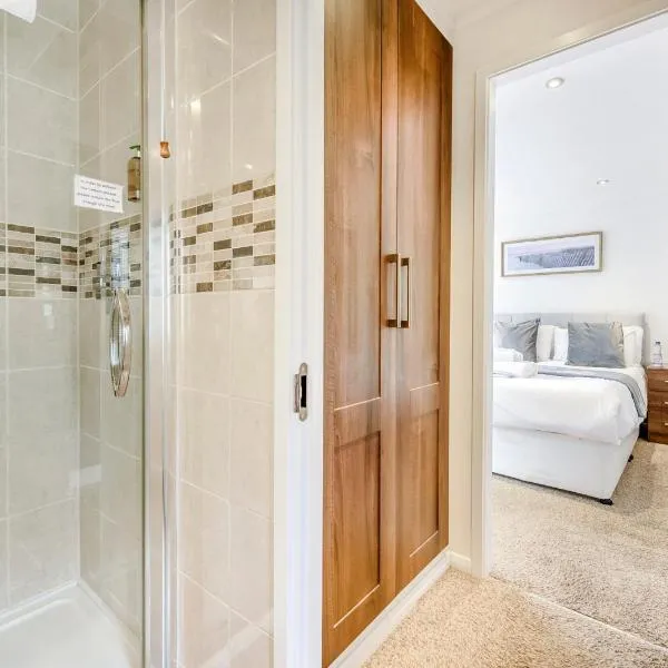 Herons Brook Retreat Lodges, hotel in Narberth