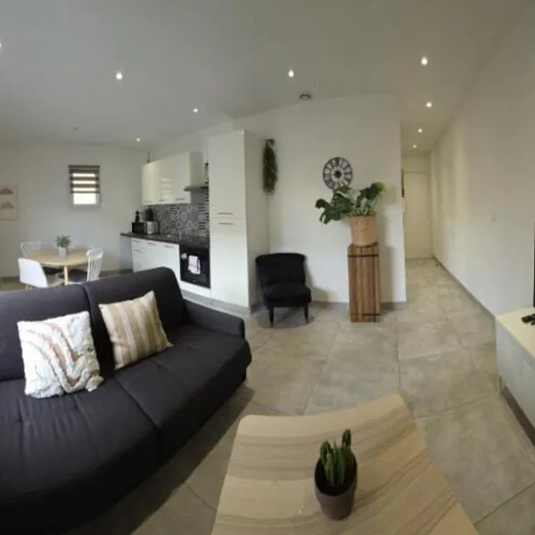 200m de la plage en centre ville au calme num3, hotel a Le Grau-du-Roi