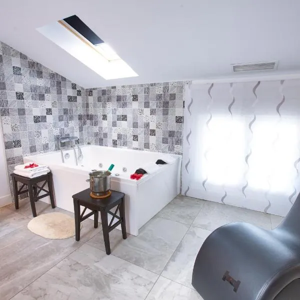 Apartamentos Cabañas, hotel in Carboneras de Guadazaón