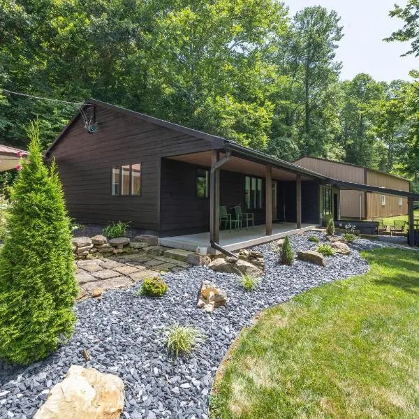 Secluded Cabin w/ Hot tub near French Lick, IN, hotell 