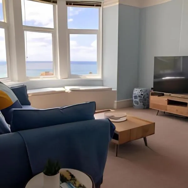 Spacious flat - fabulous sea views & walk to beach、ウーラクームのホテル