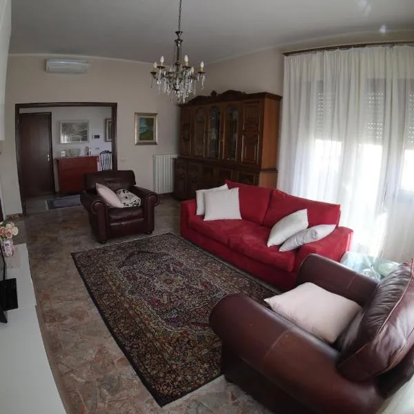 Appartamento al primo piano in villetta con giardino, hotel in Santa Croce sullʼ Arno