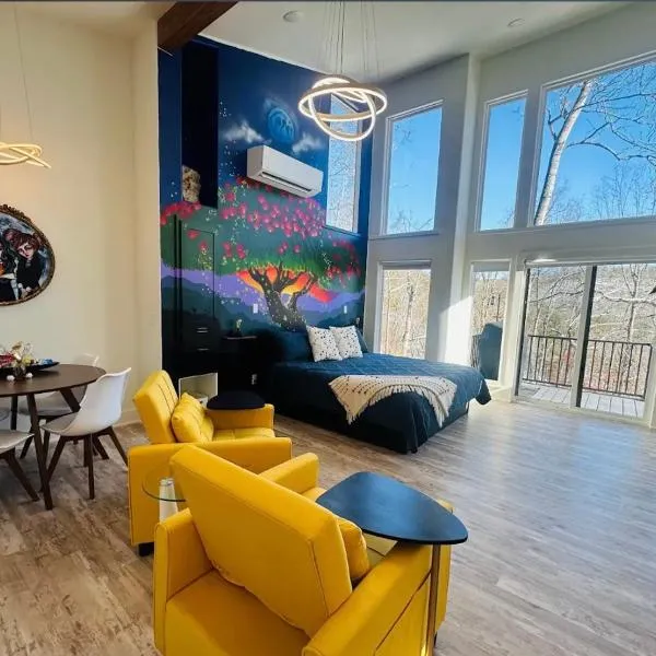 Firefly2 - luxury lakeside treehouse with hot tub: Eureka Springs şehrinde bir otel