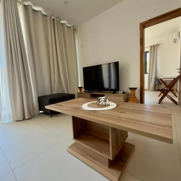 Modern 2-Bedroom Apartment with Pool, Lift and Parking Grand Baie, viešbutis mieste Grand Baie