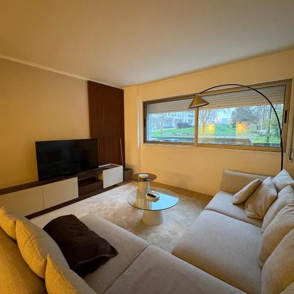 2BR Retreat in Lumiar near airport w Patio, hotel a Lisbona