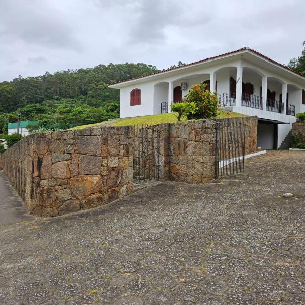 Casa 5 quartos com AC e 800m da praia de Canasvieiras