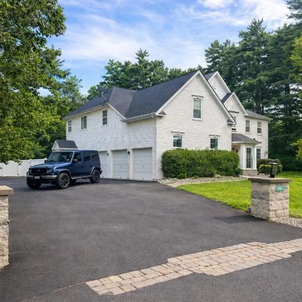 Luxury Villa- Hot Tub-King Bed Suite-Fenced Yard-Game Room-Fire Pit-Ski, hotel din East Stroudsburg