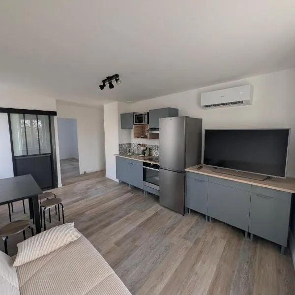 Appartement T2 Cosy Climatisé - Immeuble Privé - Parking Gratuit, hôtel à Ardentes