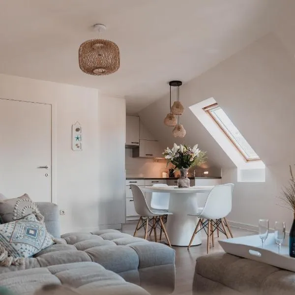 Stylish downtown loft and opposite park, hotel di Maldegem